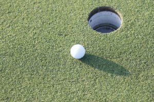 ゴルフ初心者必見 グリーン上のルール ボールが動いたり当てられた時は 水たまりは あそびば ゴルファー